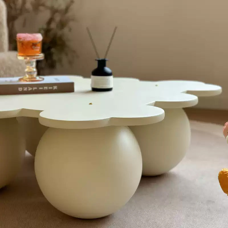 Casaconer | センターテーブル・花型デザイン・幅85cm・ローテーブル・ロースタイル・丸脚・モダン・リビング・おしゃれ・艶消し・2色選択